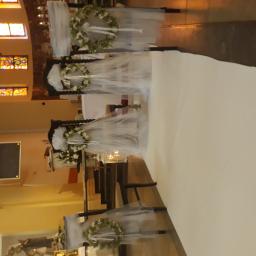 Dekorowanie kościoła na uroczystość ślubną. Przygotowanie ozdób tiulowych na krzesła i ławki.