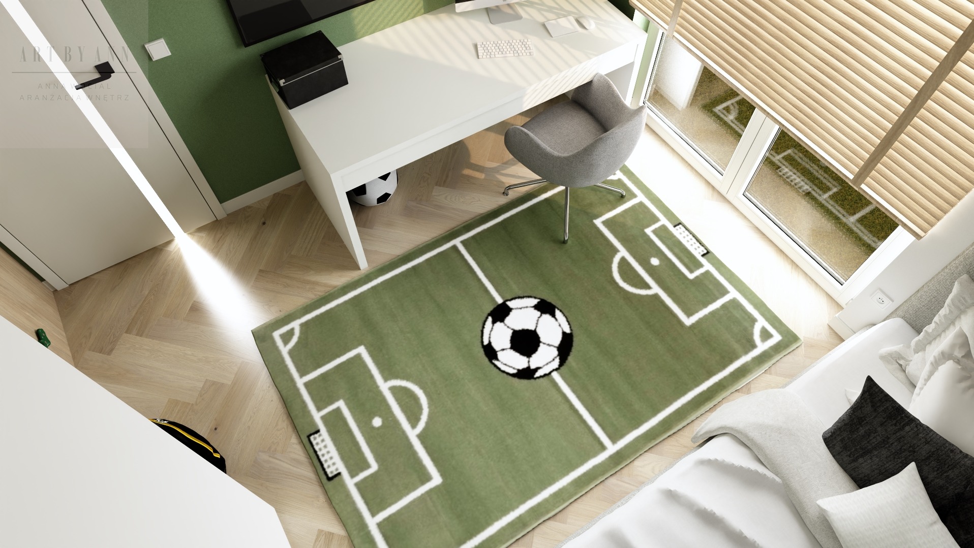 Pokój dziecięcy z biurkiem, szarą pufą i dywanem w kształcie boiska. W tle widać okno z żaluzjami i łóżko. Na podłodze parkiet w jodełkę.