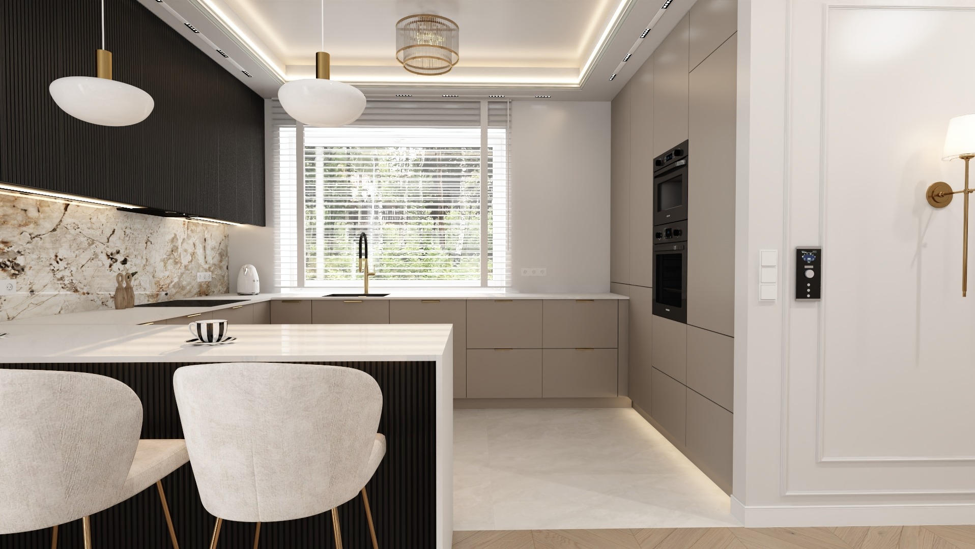 Elegancka kuchnia w beżach i czerni z marmurowym blatem, oświetleniem LED i designerskimi lampami wiszącymi. Widoczne krzesła barowe i zabudowa kuchenna.