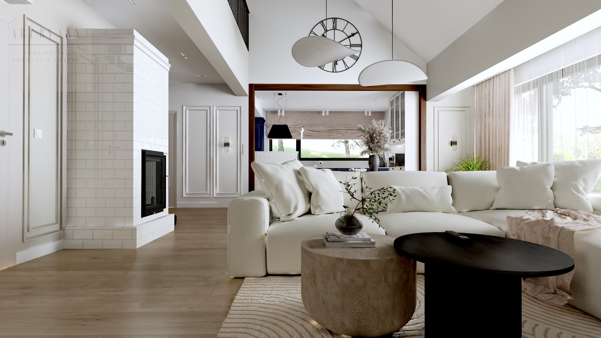 Jasne wnętrze salonu z kominkiem obłożonym białymi kaflami, kremową sofą i stolikami kawowymi. Widok na kuchnię przez otwarte przejście. Zegar na ścianie.