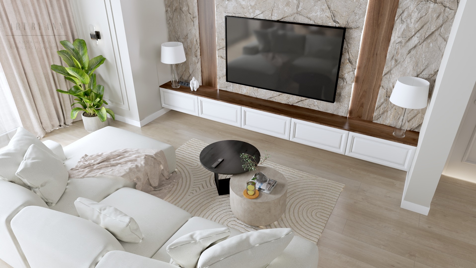 Jasny salon z telewizorem na ścianie z kamienia dekoracyjnego, białą sofą i stolikami kawowymi. Widok z góry ukazuje nowoczesny wystrój wnętrza.