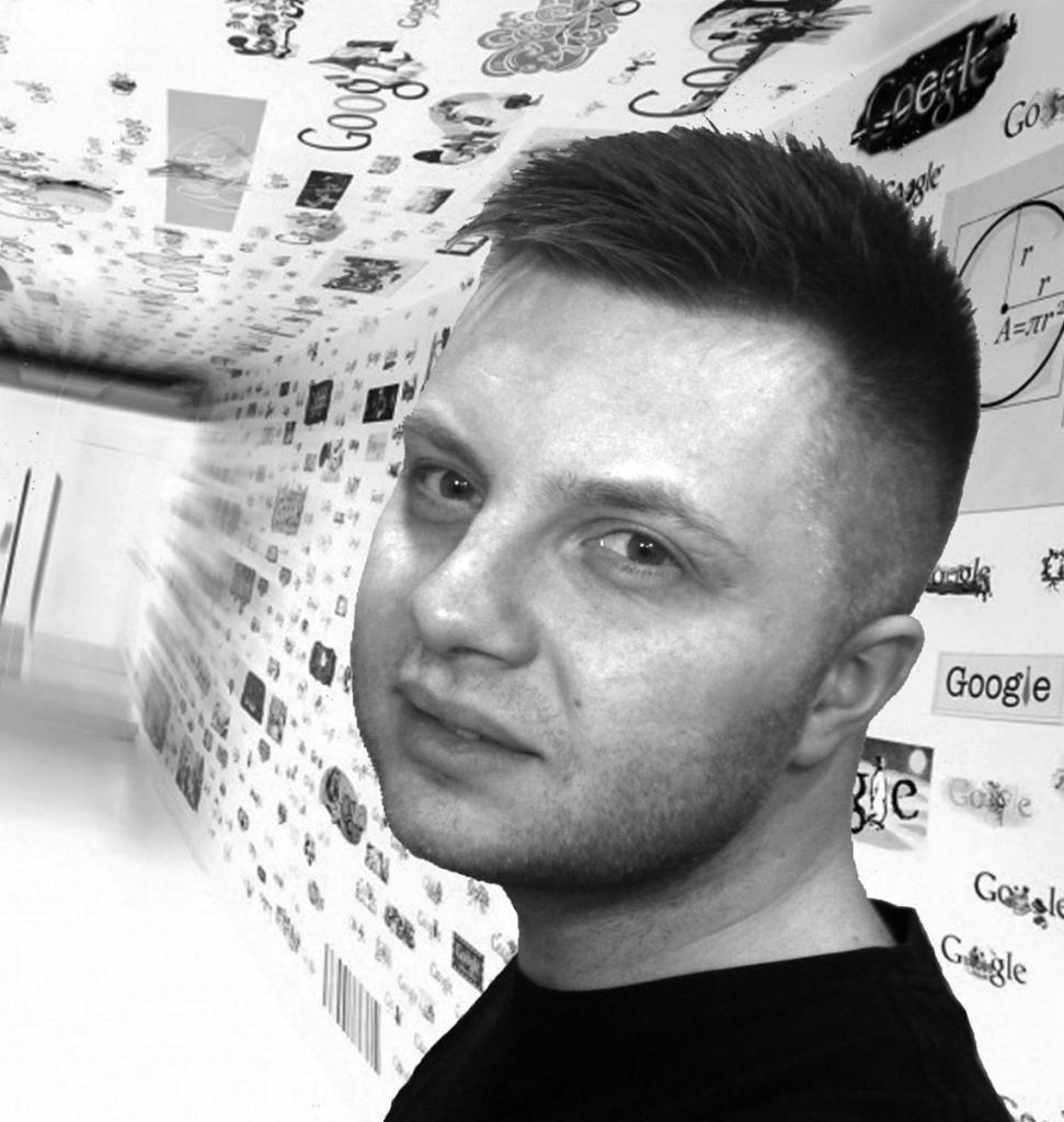 Mężczyzna z krótkimi włosami, na tle ściany z nadrukowanymi logotypami Google i wzorami, czarno-białe zdjęcie.