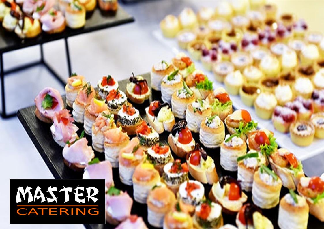 Dwa rodzaje finger food: na czarnej tacy tartinki z różnymi dodatkami (łosoś, pomidory, oliwki) oraz na białej tacy mini babeczki. W lewym dolnym rogu logo firmy cateringowej.