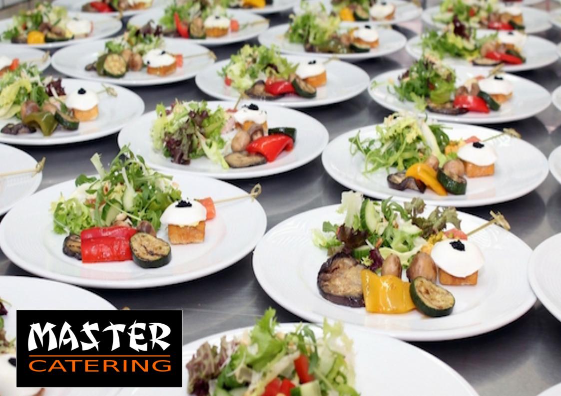 Ustawione rzędy talerzy z sałatką i grillowanymi warzywami, każdy talerz zawiera dodatkowo przekąskę na patyku z białą kulką i czarnym kawiorem na wierzchu, logo firmy w lewym dolnym rogu.