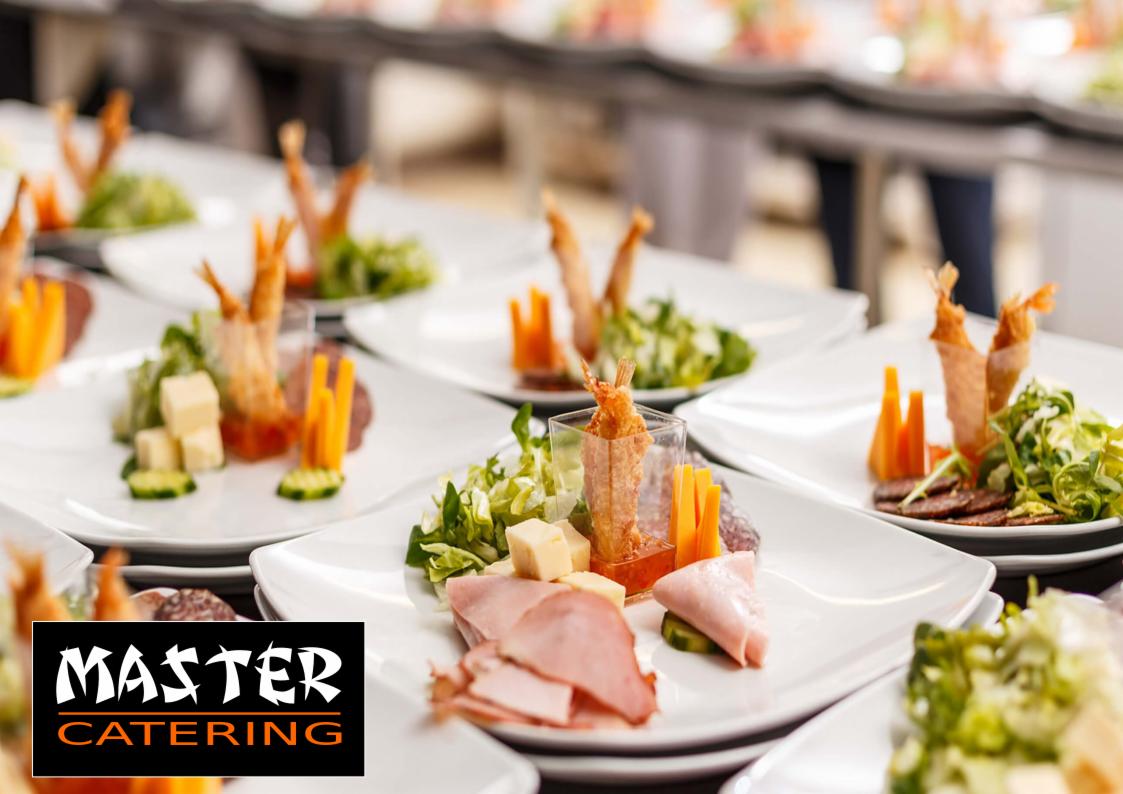 Elegancko podane przystawki na białych talerzach: smażone krewetki w szklance, wędlina, ser, warzywa i logo firmy cateringowej w lewym dolnym rogu.