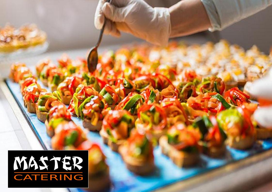 Szereg kanapek z warzywami i sosem na niebieskiej tacy, przygotowywanych przez osobę w białej rękawiczce, z logo 'Master Catering' w lewym dolnym rogu.