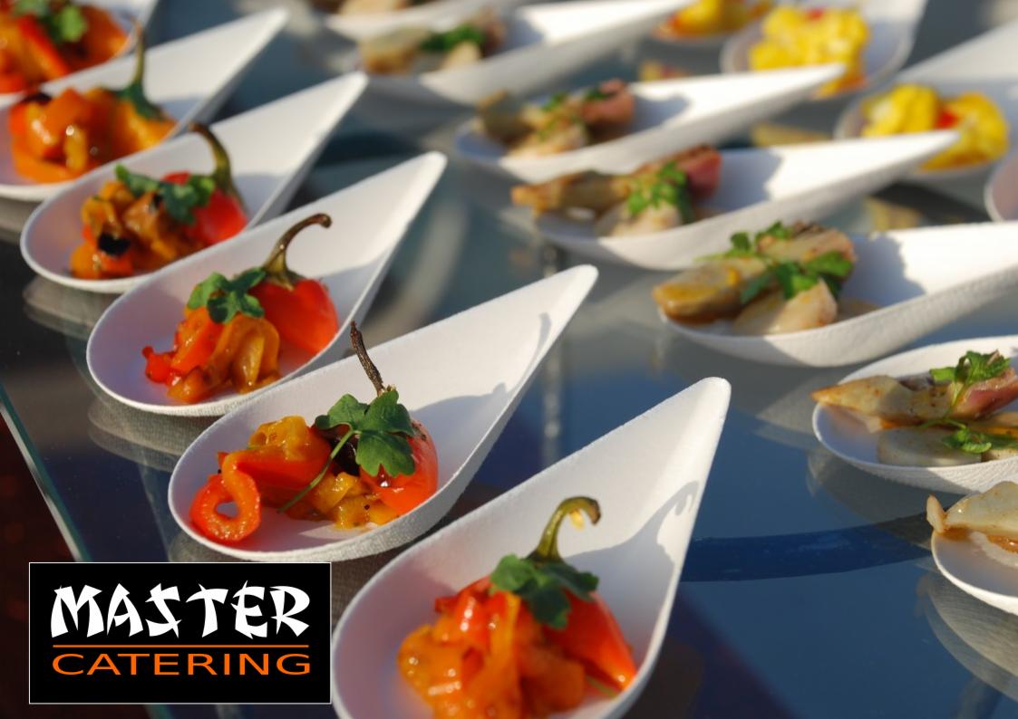 Elegancko podane przystawki na białych łyżkach, z bliska widoczne kolorowe papryczki i zioła, ustawione rzędami na szklanym stole, oświetlone bocznym światłem.