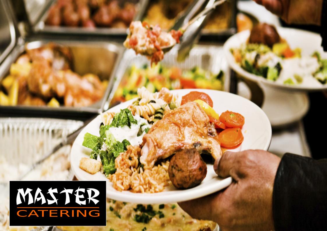 Porcja obiadowa z kurczakiem, warzywami i makaronem na białym talerzu, podawana z bemarów podczas obsługi cateringowej.