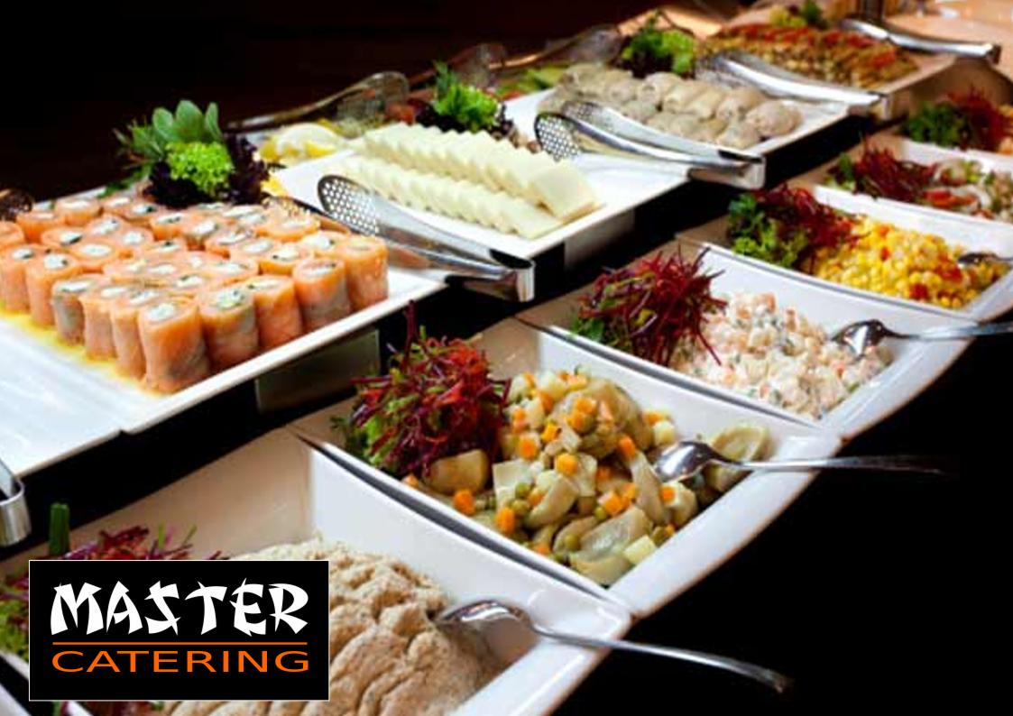 Bogato zastawiony stół z różnorodnymi potrawami na białych naczyniach, w tym roladki z łososia, sery, sałatki i warzywa, przygotowany przez firmę cateringową w Warszawie.