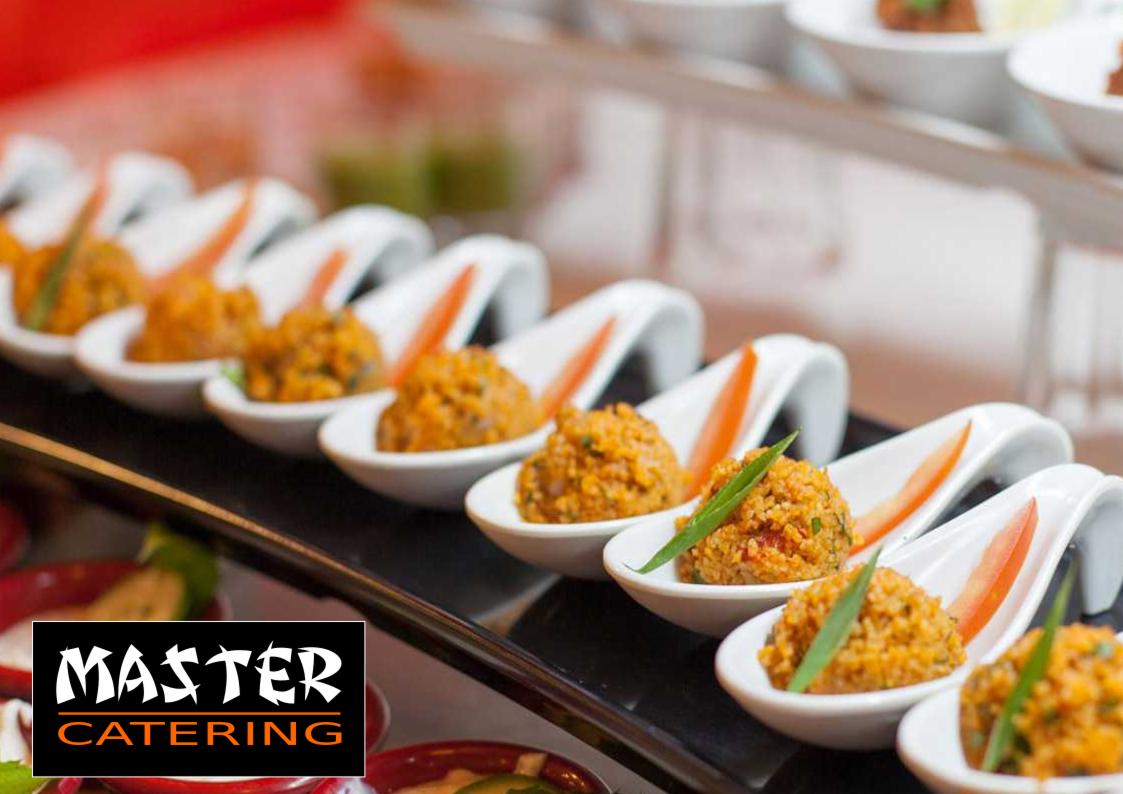 Rząd białych, ceramicznych łyżek z pomarańczowymi kulkami, ozdobionych zielonymi listkami i plasterkami marchewki, ułożonych na czarnym, lakierowanym blacie.