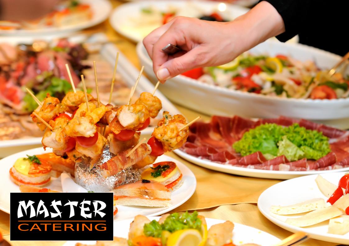Bogato zastawiony stół z różnorodnymi przekąskami: szaszłyki z kurczaka i pomidorów, kanapki z łososiem, wędliny oraz sałatka warzywna; w tle logo firmy cateringowej.
