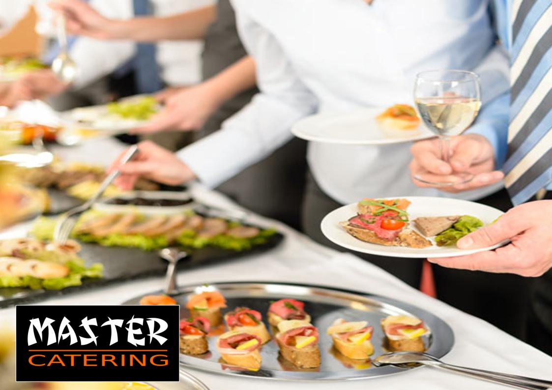 Szwedzki stół z przekąskami i napojami, elegancko ubrani goście w tle, logo firmy cateringowej w lewym dolnym rogu.