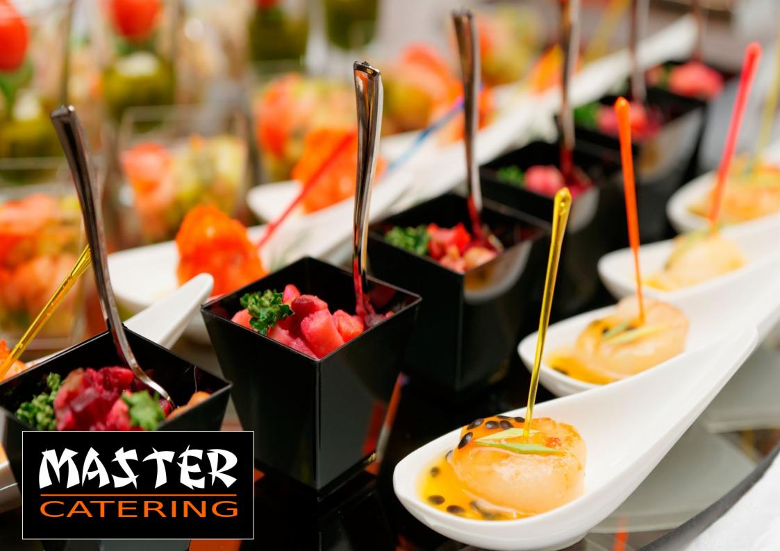 Ekskluzywne przekąski: kostki z buraków z zieloną pietruszką w czarnych naczyniach i krewetki w sosie marakuja podane na białych łyżkach, uzupełnione metalowymi i plastikowymi szpadkami.