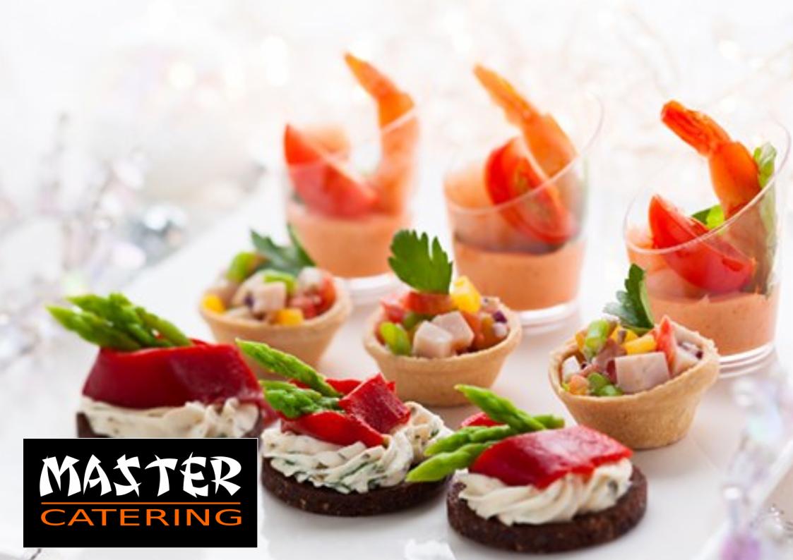 Eleganckie przekąski na białym talerzu: mini tartaletki z sałatką, kanapki na ciemnym pieczywie z kremem i papryką oraz szklanki z sosem i krewetkami, oświetlone ciepłym światłem.