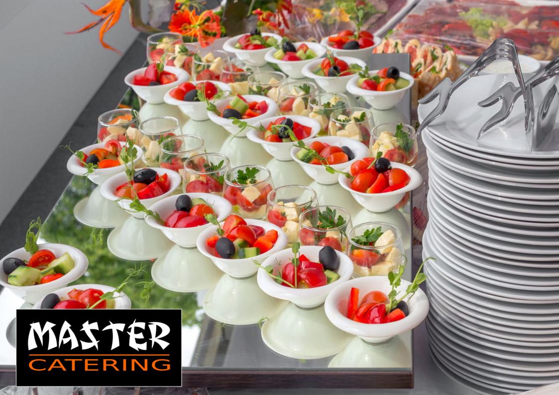 Elegancko ułożone małe porcje sałatek w białych miseczkach i szklankach, z pomidorami, ogórkami, oliwkami i serem, na lustrzanym stole obok stosu białych talerzy, z logo firmy w lewym dolnym rogu.