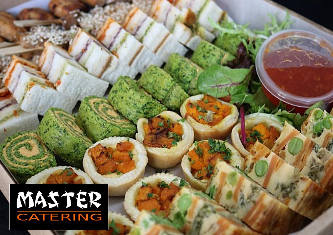 Zestaw przekąsek w pudełku: kolorowe kanapki, roladki szpinakowe, tartaletki z dynią i pasztet warzywny, obok sos w przezroczystym pojemniku i logo firmy.