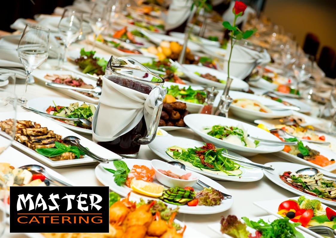 Uroczysty stół z różnorodnymi daniami, szklankami i dzbankiem z napojem, udekorowany czerwoną różą, przygotowany do przyjęcia gości.