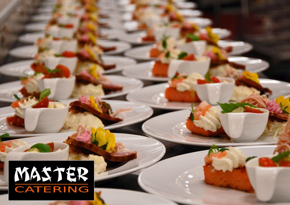 Rząd białych talerzy z różnorodnymi, elegancko podanymi przystawkami: kanapeczki z kremem i krewetkami, miseczki z sałatką i dekoracjami, oraz kompozycje z wędliną i kwiatami, ustawione na czarnym...