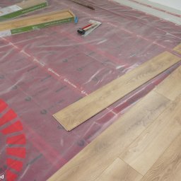 Życie na prąd sp. z o.o. - Montaż foli Red Snake pod panele.