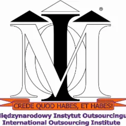 Logo Międzynarodowego Instytutu Outsourcingu z łacińską sentencją 'Crede quod habes, et habes!' na pomarańczowej wstędze.