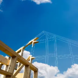 Drewniana konstrukcja domu w trakcie budowy na tle błękitnego nieba z chmurami, nakładka graficzna z wizualizacją przyszłego kształtu budynku.