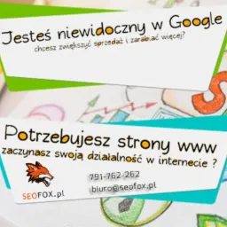 Dwie wizytówki na tle rysunków tematycznych SEO. Górna wizytówka z pytaniem o widoczność w Google, dolna oferuje pomoc w stworzeniu strony WWW z logo firmy SEOFOX.pl i danymi kontaktowymi.