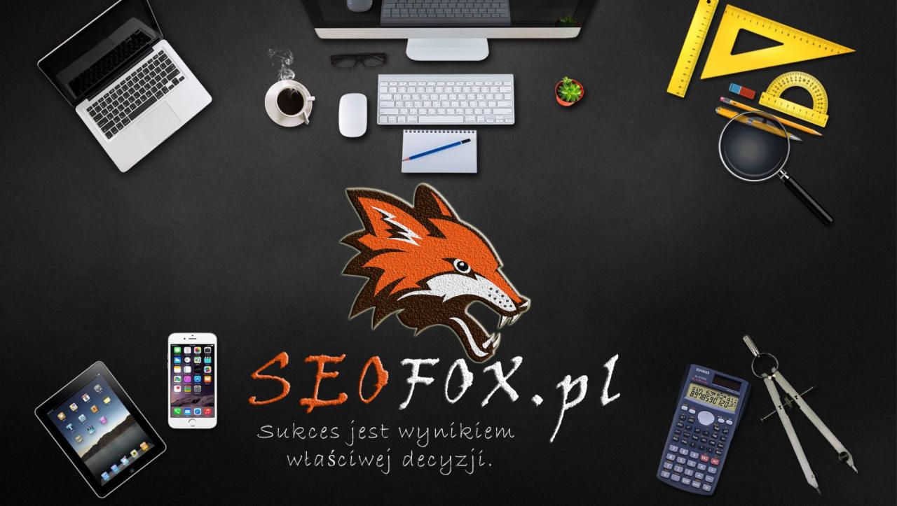Biurko z komputerem, laptopem, tabletem, smartfonem, kalkulatorem, cyrklem, przyborami kreślarskimi, kawą i logo SEOFOX.pl z hasłem 'Sukces jest wynikiem właściwej decyzji'.