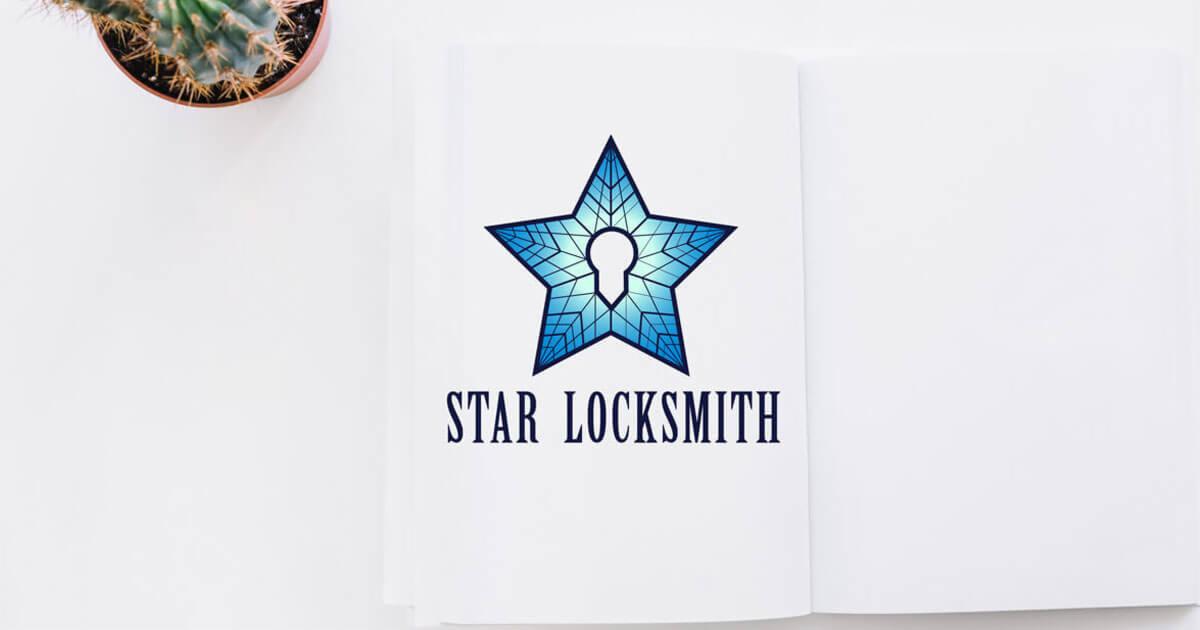 Otwarta książka na białym tle prezentuje logo firmy STAR LOCKSMITH: niebieska gwiazda z otworem na klucz w środku. Obok stoi mały kaktus w doniczce.