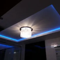 Kryształowy żyrandol z podświetleniem LED wpuszczonym w sufit podwieszany, nowoczesne oświetlenie łazienki z elementami czarnego marmuru.