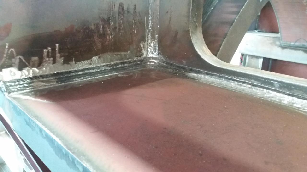 Spoina pachwinowa na konstrukcji stalowej, widoczne ślady po procesie, zacieki i minimalne odpryski w pobliżu złącza.