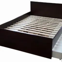 Łóżko z ciemnego drewna z wysuwanymi, białymi szufladami i drewnianym stelażem pod materac, widok z boku.