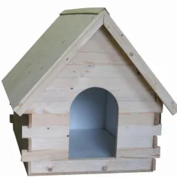 Surowa, drewniana buda dla psa z jasnego drewna sosnowego, z zadaszeniem dwuspadowym i wejściem w kształcie łuku.