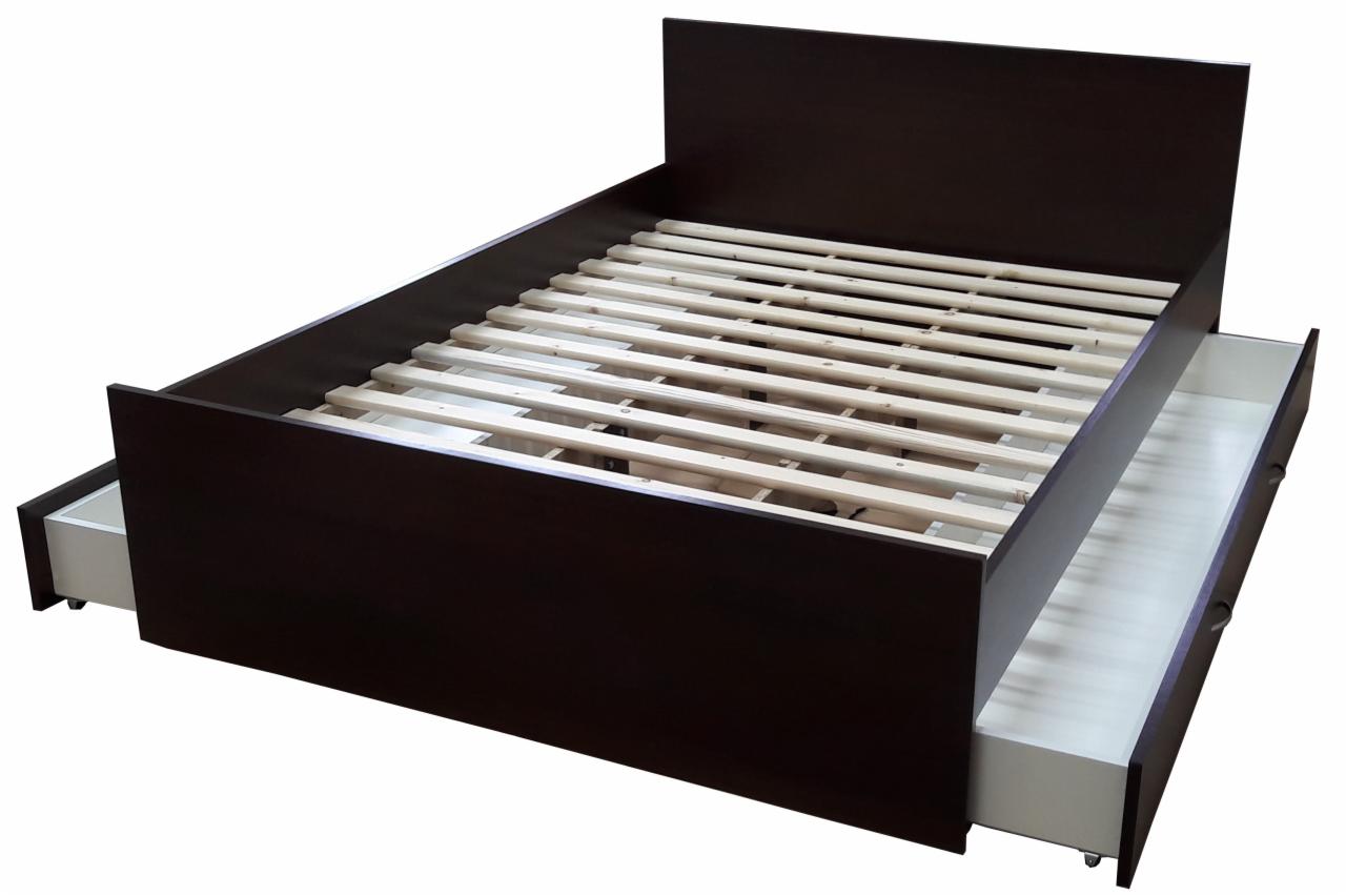 Łóżko z ciemnego drewna z wysuwanymi, białymi szufladami i drewnianym stelażem pod materac, widok z boku.