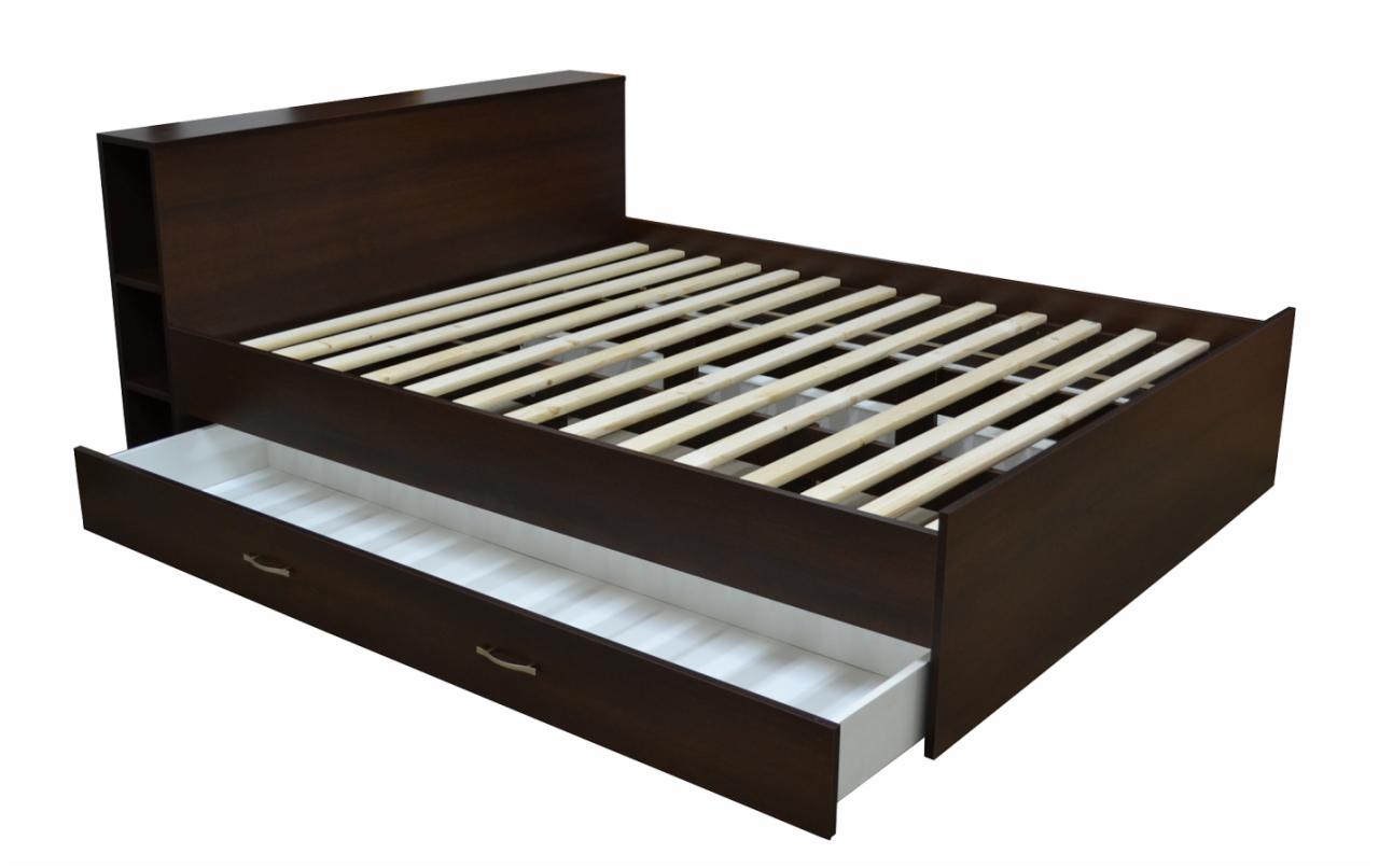 Ciemnobrązowe łóżko z wysuwaną białą szufladą i zagłówkiem z półkami, widoczny stelaż z drewnianych listew.