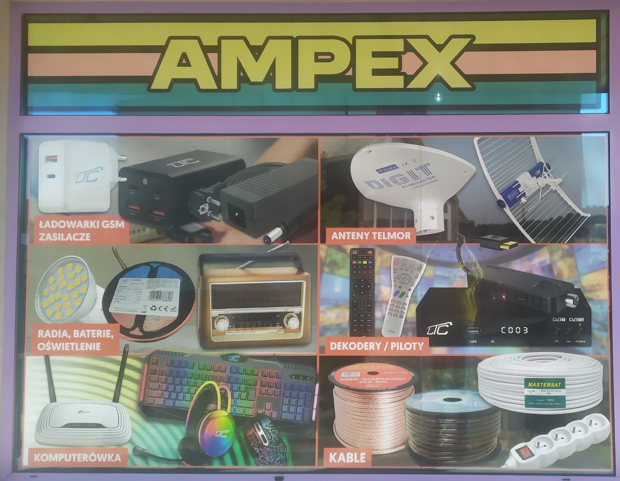 Ekspozycja w sklepie z elektroniką: ładowarki GSM, anteny Telmor, dekodery, piloty, radia, oświetlenie LED, router, klawiatura, słuchawki, kable koncentryczne i głośnikowe, listwa zasilająca.
