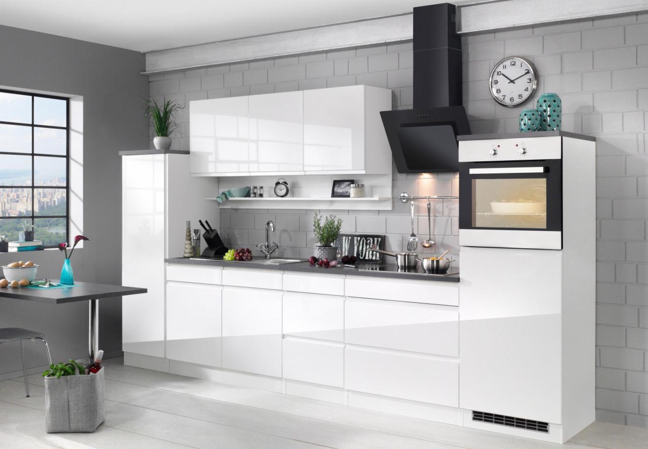 Biała, nowoczesna kuchnia z połyskiem, szary blat, czarny okap, widok na miasto za oknem, minimalistyczne dodatki.