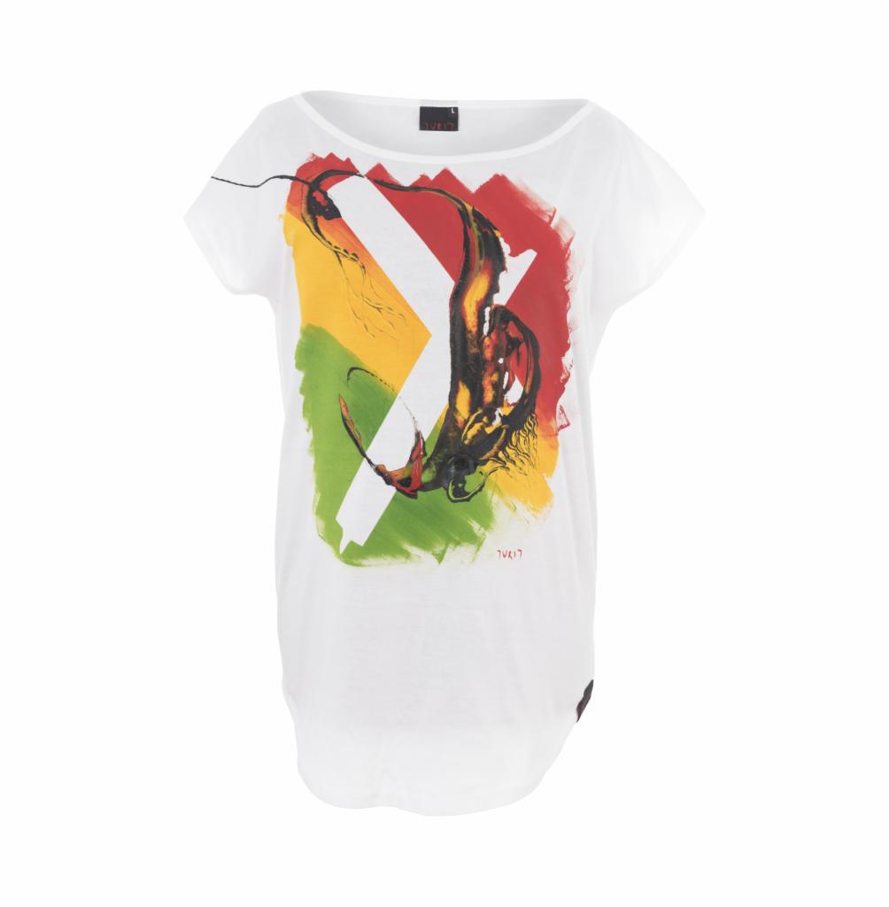 Biała koszulka z nadrukiem w stylu reggae: czerwony, żółty i zielony pas oraz abstrakcyjny czarny wzór.