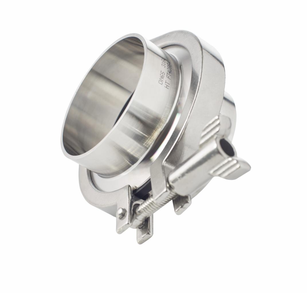 Metalowy łącznik rurowy z zaciskiem, widoczne oznaczenia DN65 316 HT FT4086 na korpusie, na białym tle.