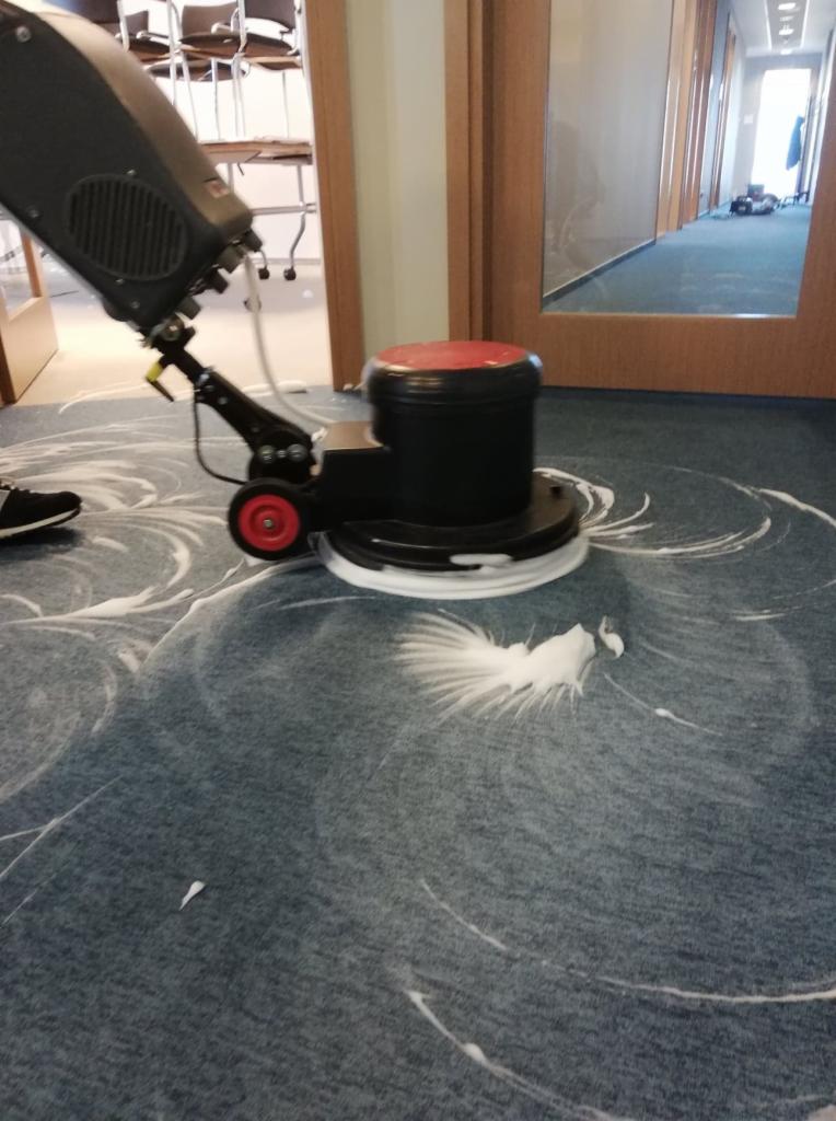 Pranie wykładzin suchą pianą.