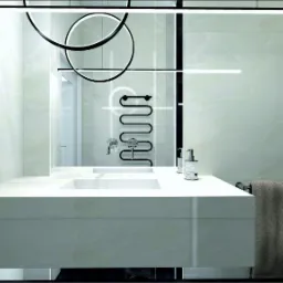 Nowoczesna łazienka z marmurowymi płytkami, podwójną umywalką na blacie, designerskim oświetleniem LED i grzejnikiem drabinkowym w kształcie spirali.