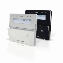 Dwa panele sterowania alarmem Satel Integra: biały i czarny, wyświetlające aktualny czas, na białym tle z odbiciem.