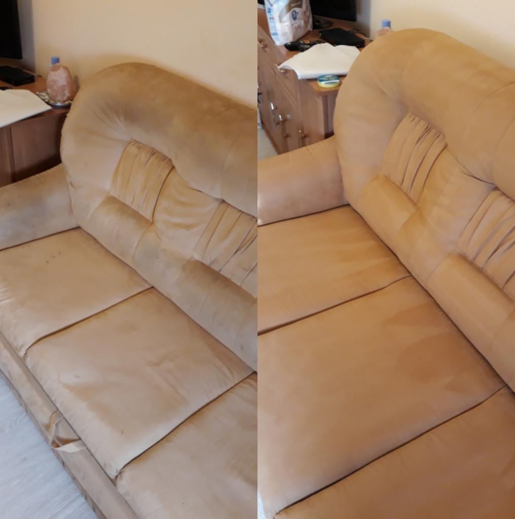 Beżowa kanapa z widoczną różnicą w czystości tapicerki: część po lewej stronie jest wyraźnie brudna, a część po prawej świeżo wyczyszczona, ukazując efekt usługi.
