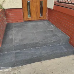 płytki przy wejsciu do domu