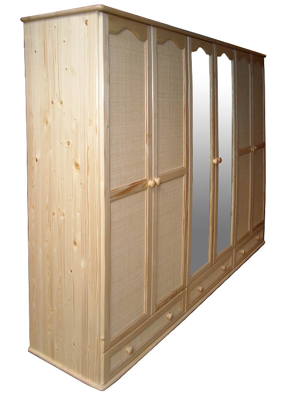 Duża, drewniana szafa z lustrami i plecionką, widoczna z boku, z drewnianymi uchwytami i szufladami na dole.