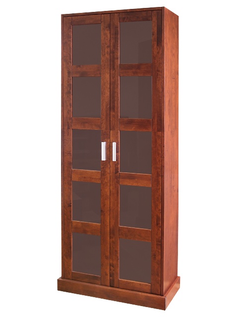 Wysoka, dwudrzwiowa szafa z drewna w odcieniu wiśni z przeszklonymi kwadratowymi panelami na każdej z drzwi i minimalistycznymi, srebrnymi uchwytami.