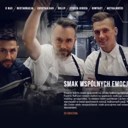 Trzech mężczyzn w strojach kucharzy, w tle kuchnia restauracji Food&Ball, prezentacja zespołu.