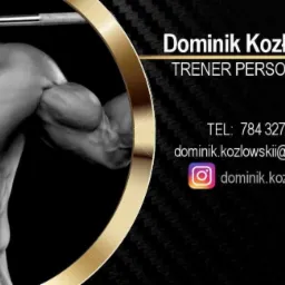 Czarno-białe zdjęcie muskularnej sylwetki mężczyzny z hantlą na wizytówce z danymi kontaktowymi.