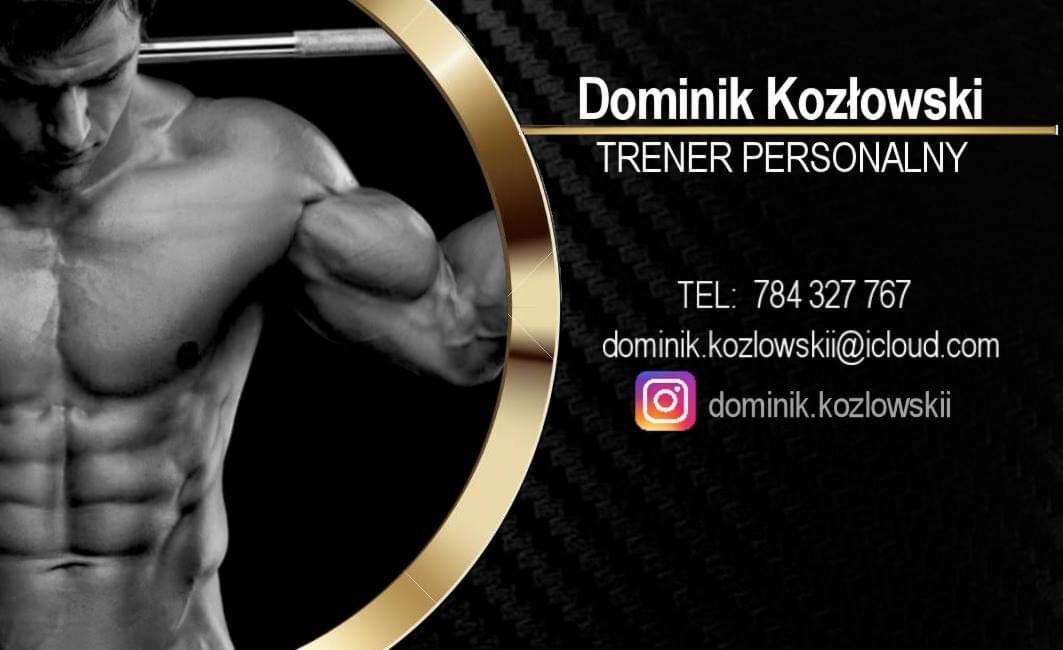 Czarno-białe zdjęcie muskularnej sylwetki mężczyzny z hantlą na wizytówce z danymi kontaktowymi.