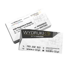 Stos wizytówek firmy z Wrocławia z ciemnoszarym paskiem i napisem 'WYDRUKI perfect solution' na białym tle, widoczne dane kontaktowe i adres strony internetowej.
