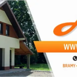 Dom jednorodzinny z zamontowaną brązową bramą garażową segmentową, widoczne logo firmy A System z adresem strony internetowej i numerem telefonu.